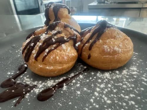 Cream and chocolate bignè